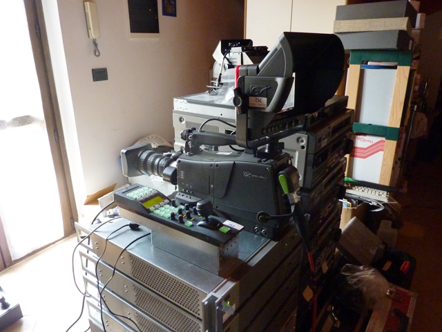 Kit Studio HD composto da:<br>LDK8000 Elite camera head <br>LDK5418 Camera adapter<br>LDK4400 Camera base station<br>OCP-400 Remote control panel (LDK4640)<br>LDK5307 Lcd 7 viewfinder<br>Staffa Cavalletto<br><br>7 Kit Disponibili
